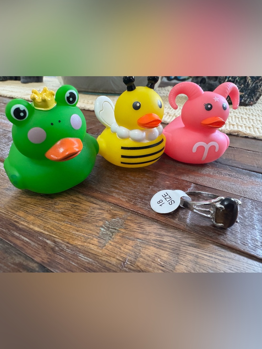Ring and three rubber duckies - Picture 3 of 7